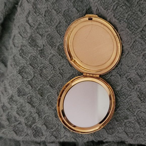 Estee Lauder refillable makeup compact - Picture 2 of 3